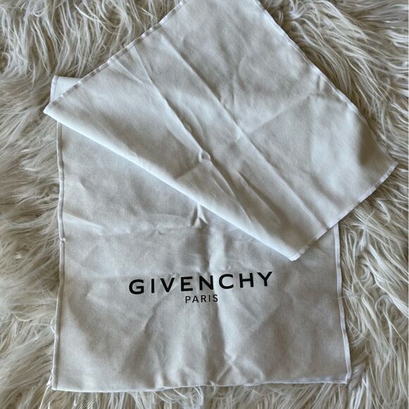 Givenchy💫dust cloth💫white  - Picture 3 of 3